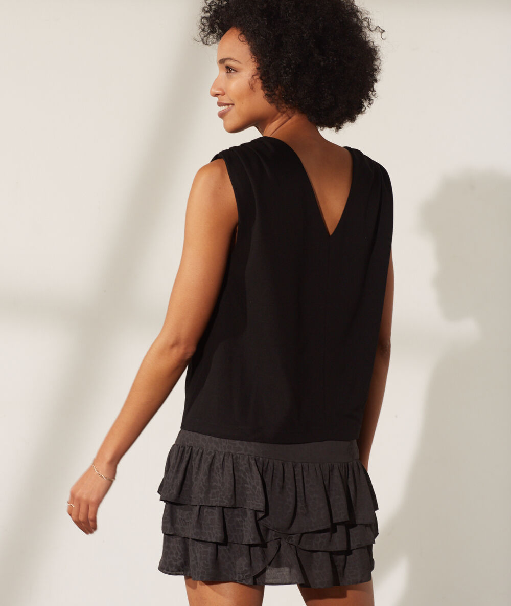 Top avec épaulettes noir.