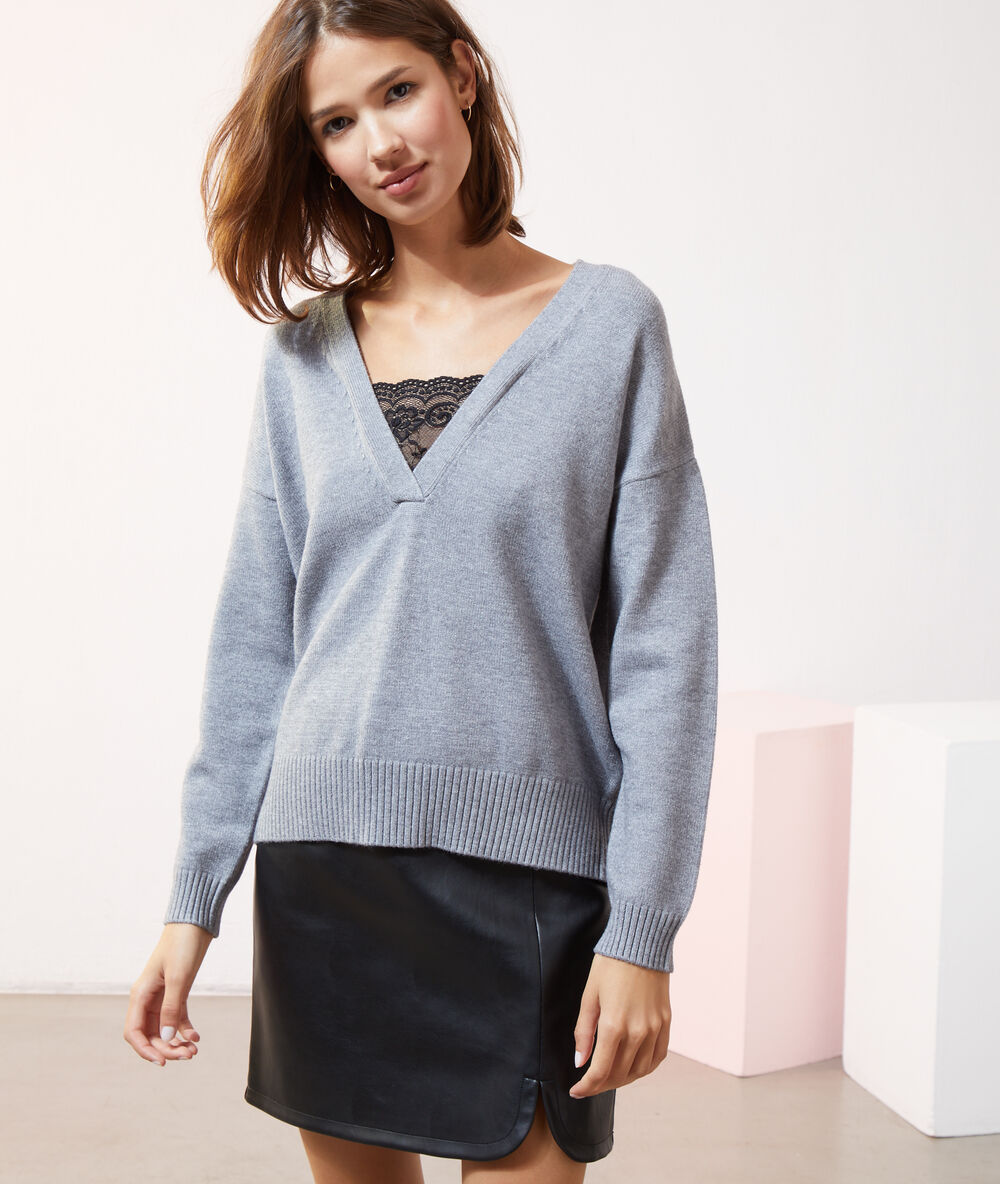 Pull col v détails dentelle gris chine.