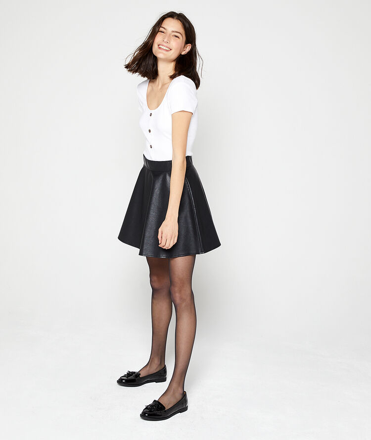 Jupe patineuse en similicuir noir.