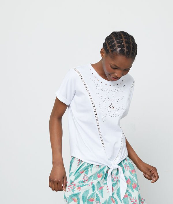 T-shirt noué à broderies blanc.