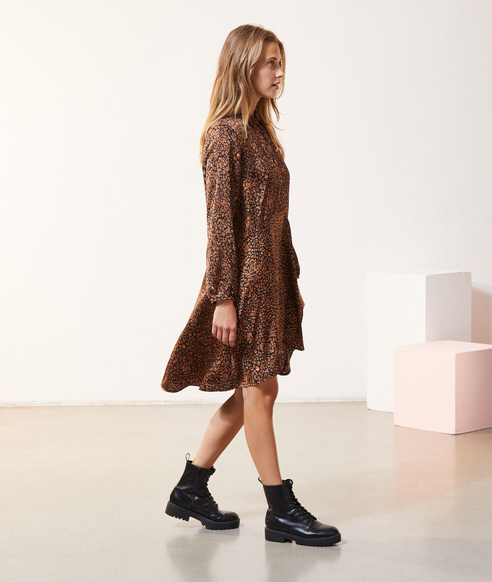 Robe chemise longue imprimé noir.