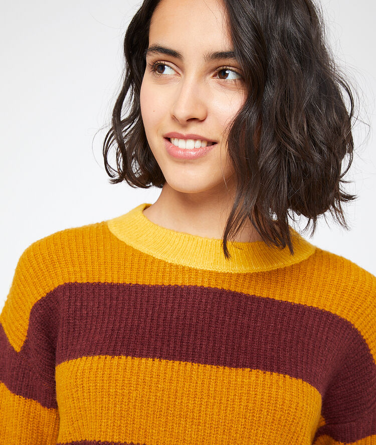Pull à rayures en grosse maille ocre.