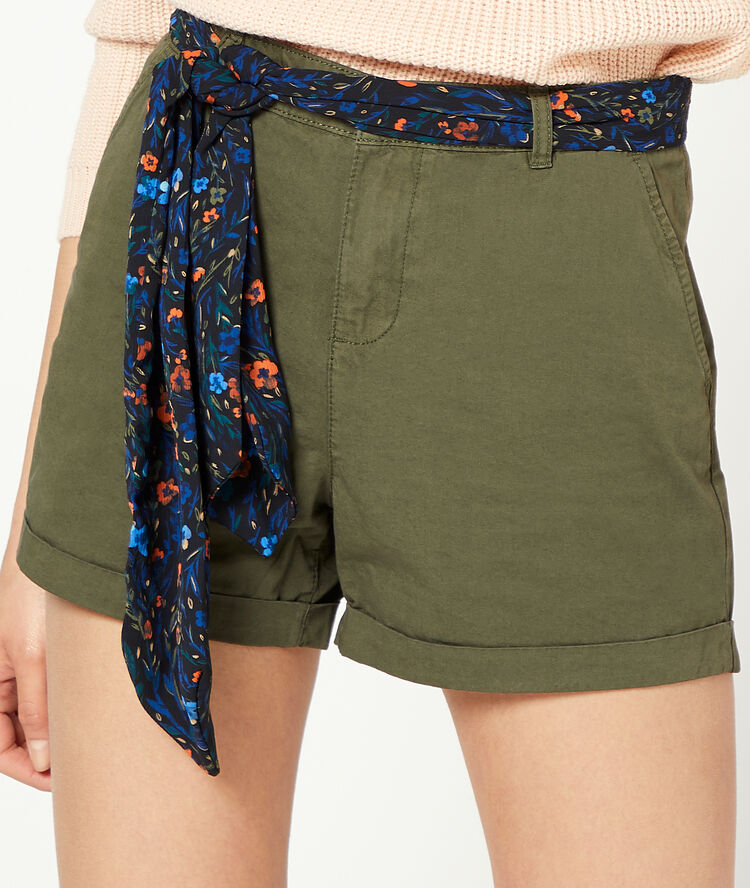 Short avec foulard kaki.