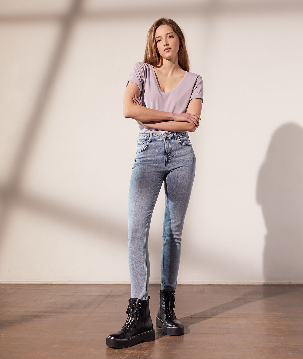 Jean slim bleu moyen.