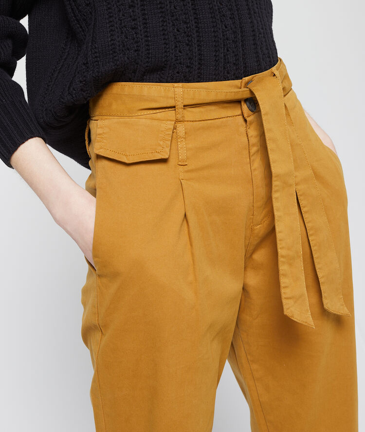 Pantalon carotte à nouer en coton moutarde.