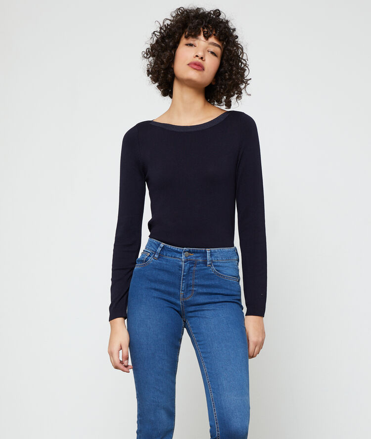 Pull col bateau en maille fine marine.