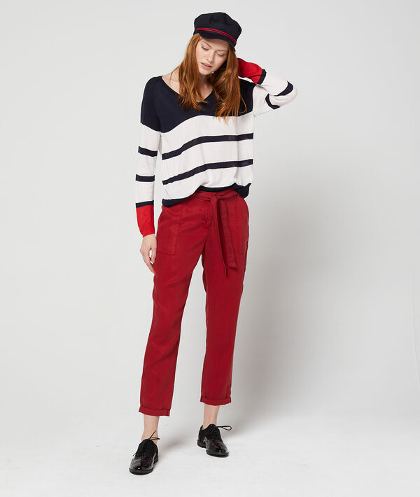 Pull col v rayé marine.