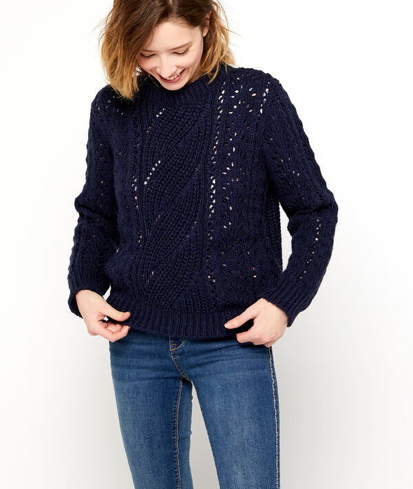Pull en grosse maille torsadée bleu.