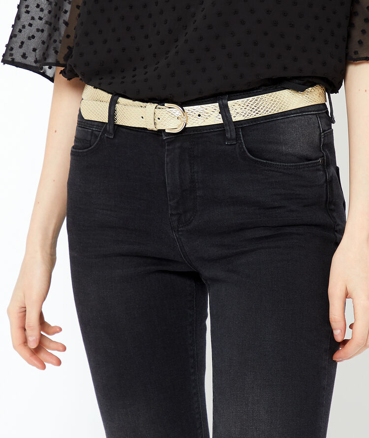 Jean slim avec ceinture noir.