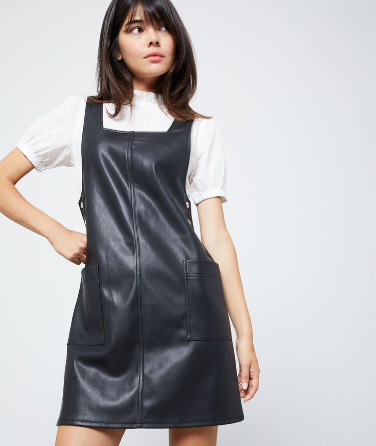 Robe salopette en similicuir noir.