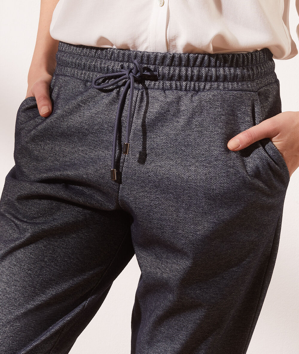 Pantalon jogger bleu marine.