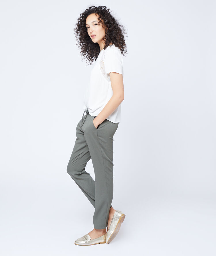 Pantalon carotte ceinturé kaki.