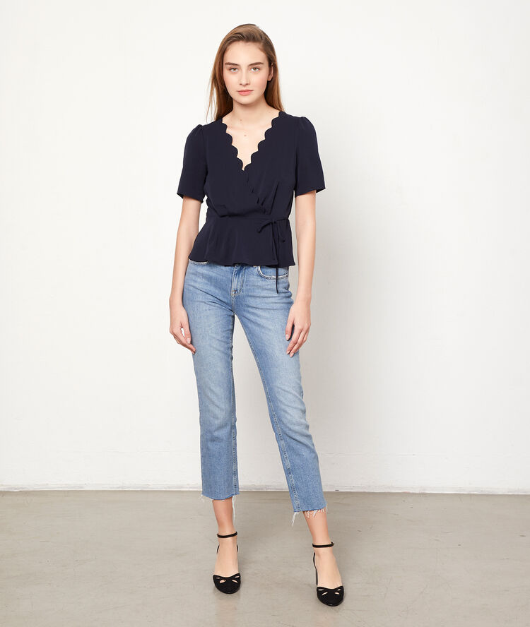 Blouse cache-coeur marine.