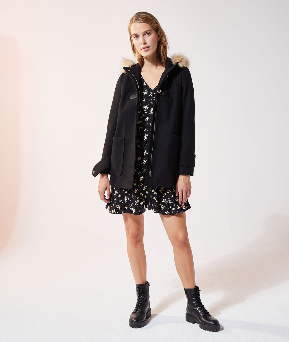 Manteau à capuche fourrure synthétique noir.