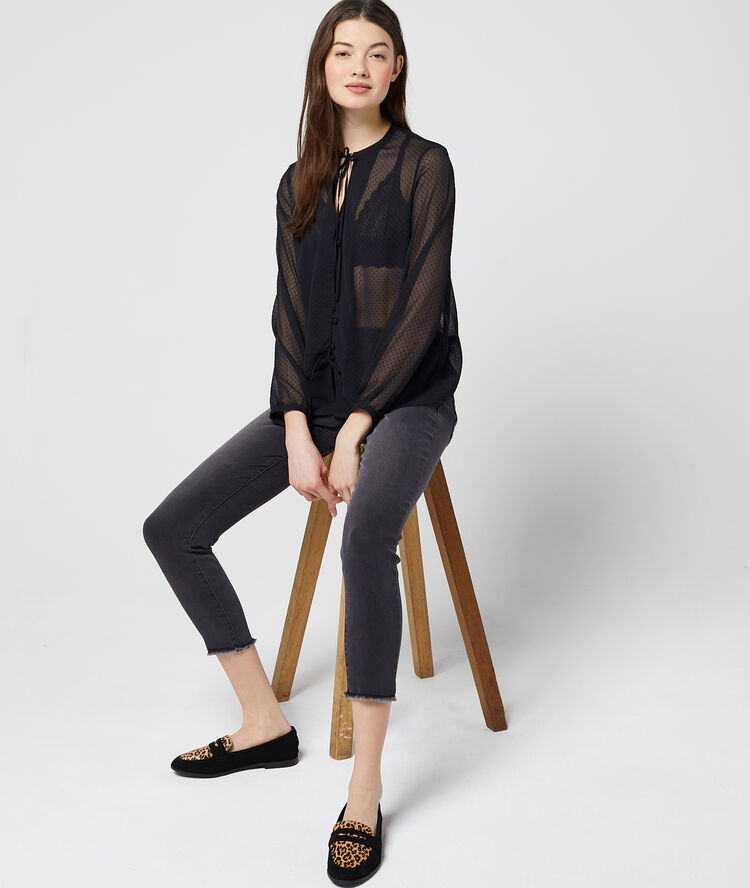 Blouse nouée en plumetis marine.
