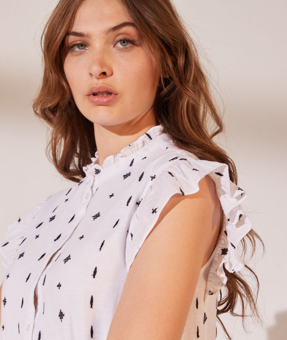 Robe chemise à motifs brodés blanc.