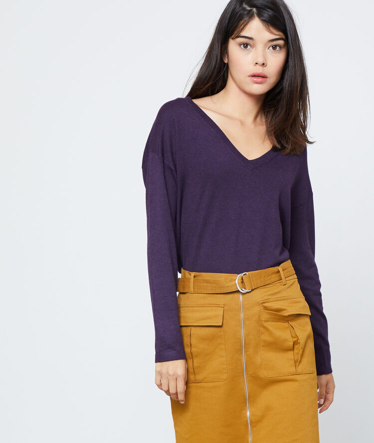 Pull col v en maille fine violet.