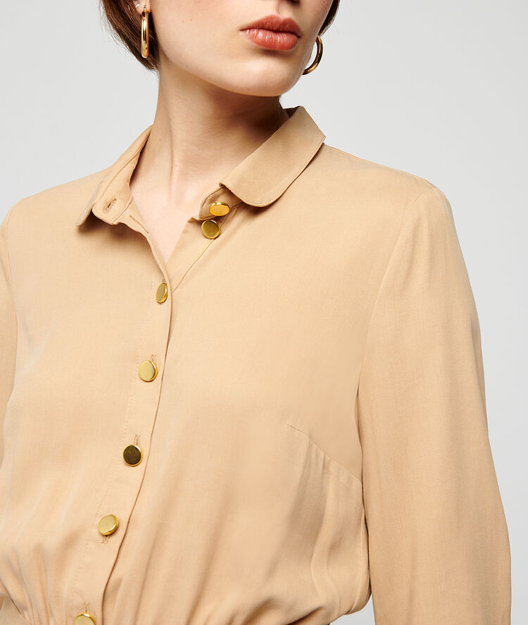 Robe chemise ceinturée camel.