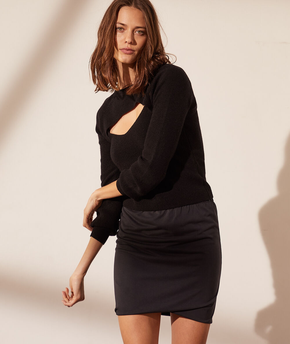 Pull avec ouverture avant et arrière noir.
