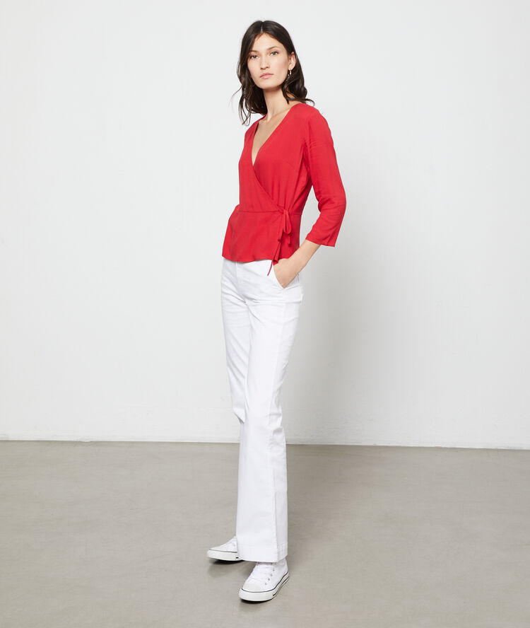 Blouse cache-coeur carmin.