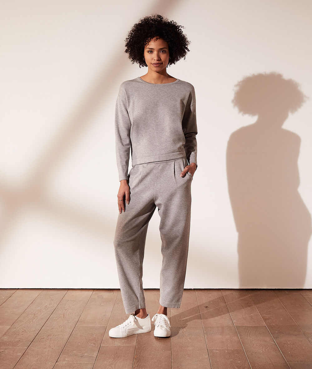 Pull en maille à nouer gris chine.