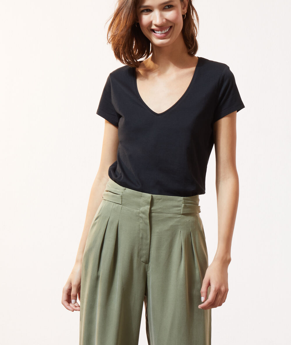 T-shirt col v noir.