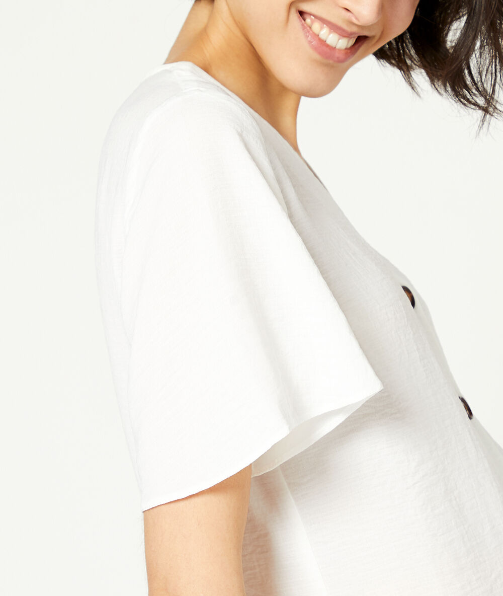 Blouse unie à boutons blanc.