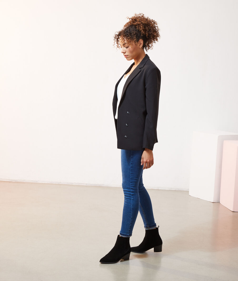 Veste de tailleur noir.