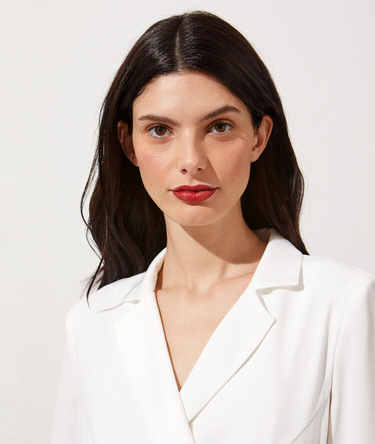 Robe smoking en crêpe envers satin ecru.