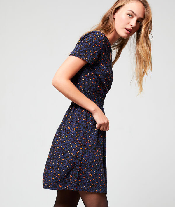 Robe smockée à imprimé léopard marine.