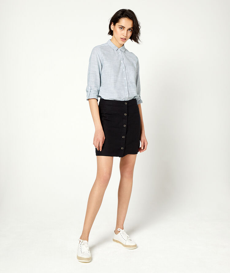 Chemise à rayures kaki clair.