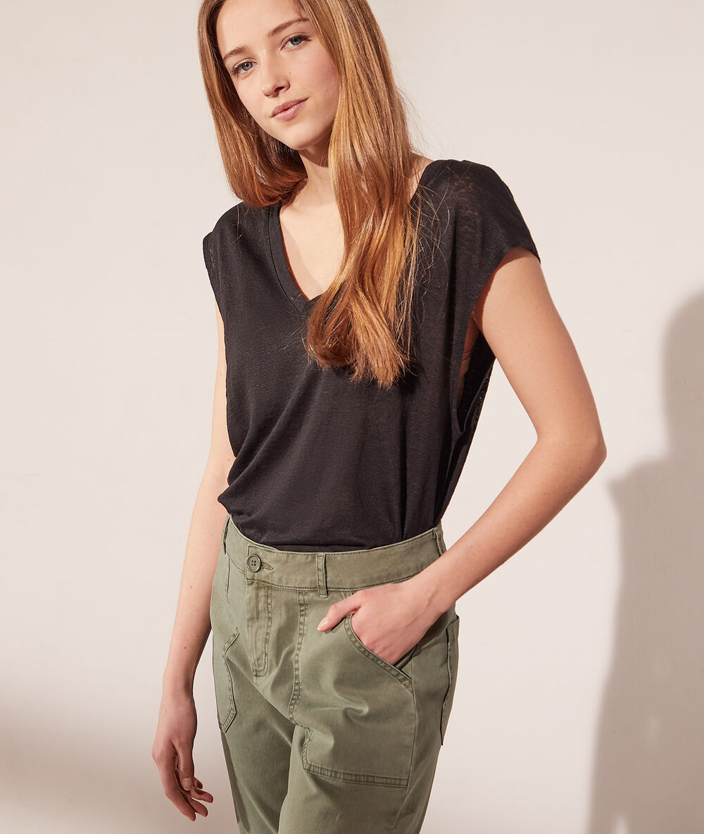 T-shirt col v en lin noir.