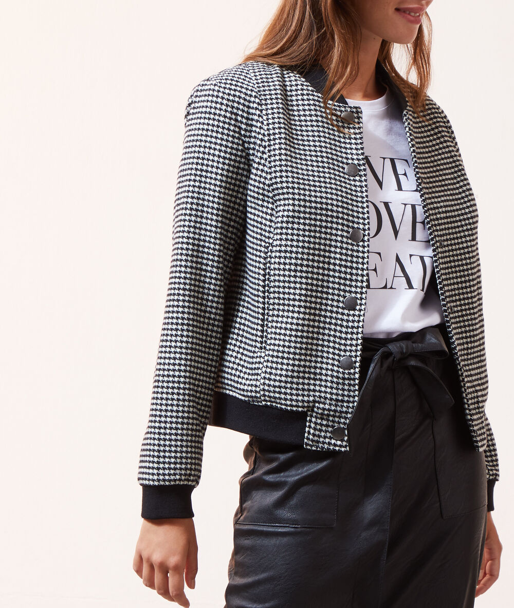 Blouson à motif pied-de-poule noir.