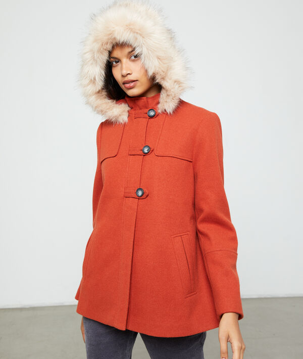 Manteau à capuche en fausse fourrure rouille.