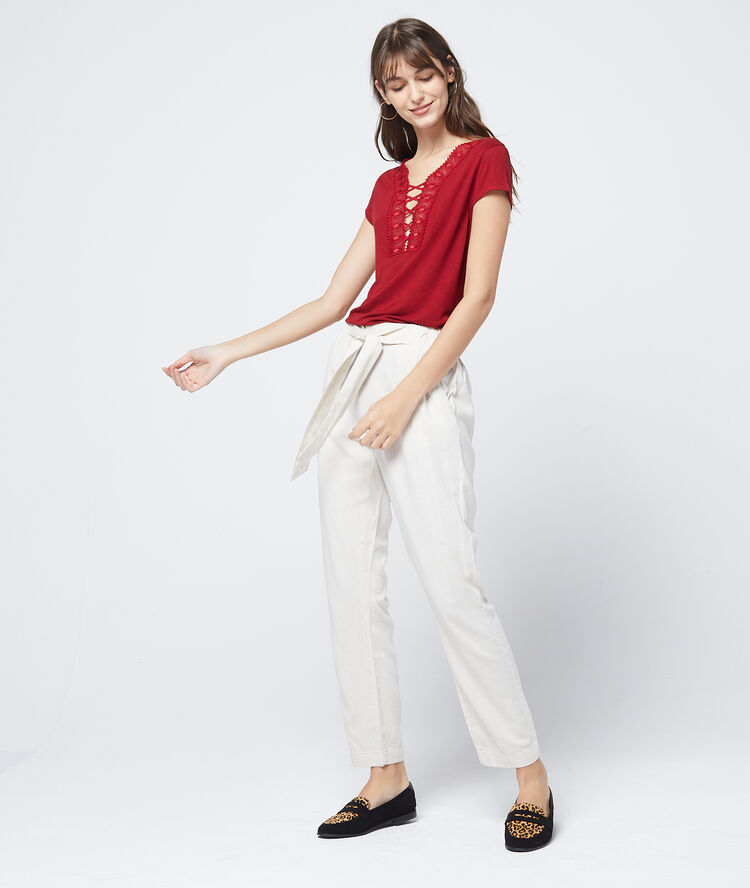 T-shirt décolleté à guipure et laçages sienne.