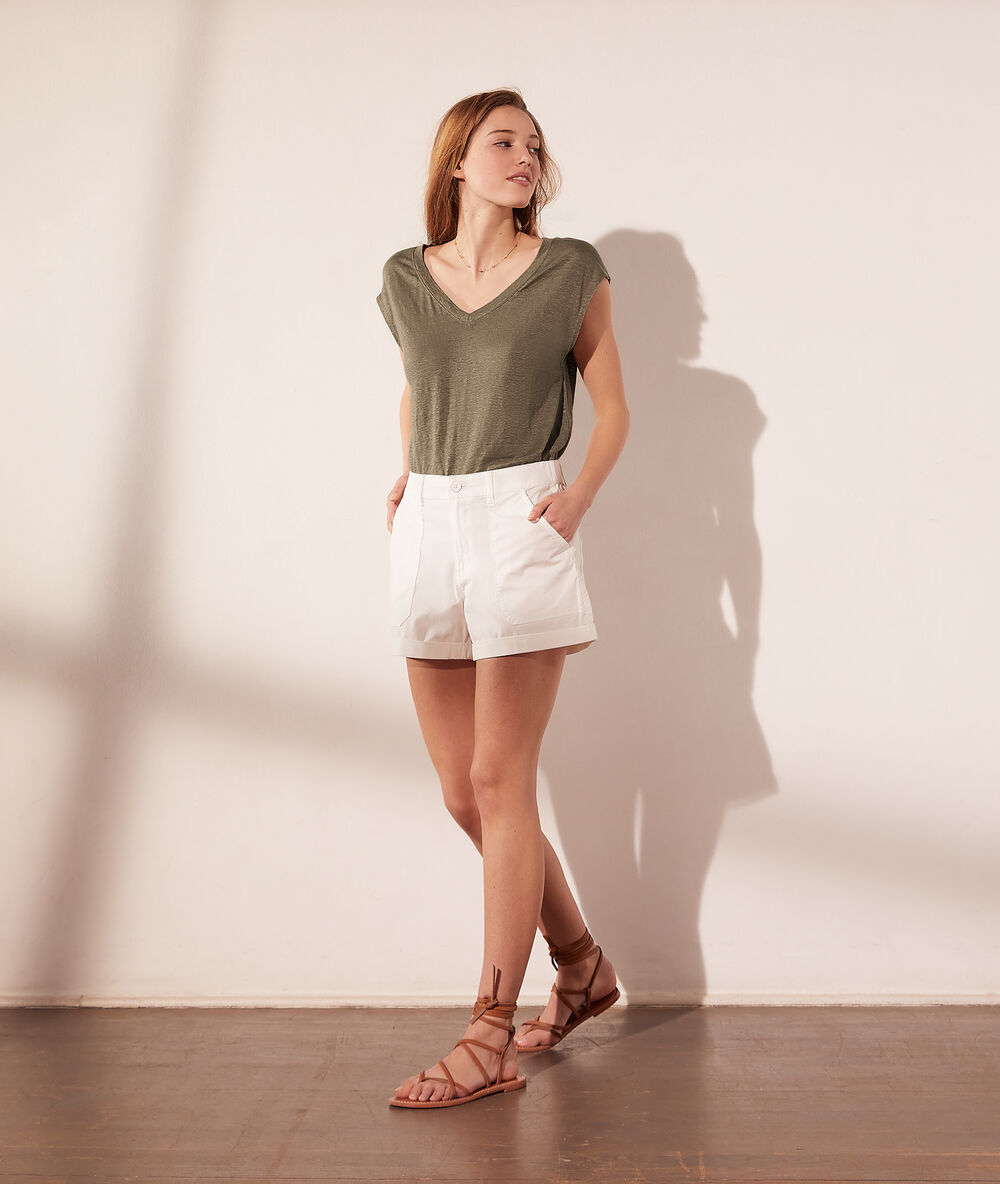 T-shirt col v en lin kaki clair.