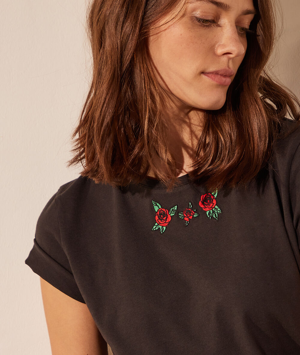 T-shirt avec roses brodées noir.