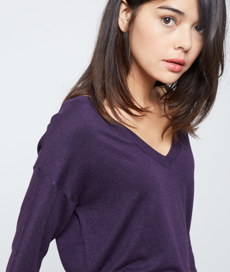 Pull col v en maille fine violet.