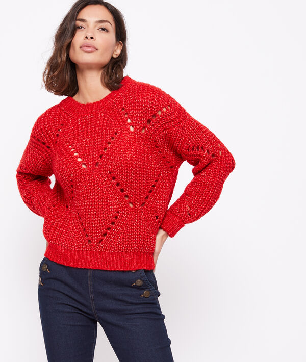 Pull en grosse maille rouge.