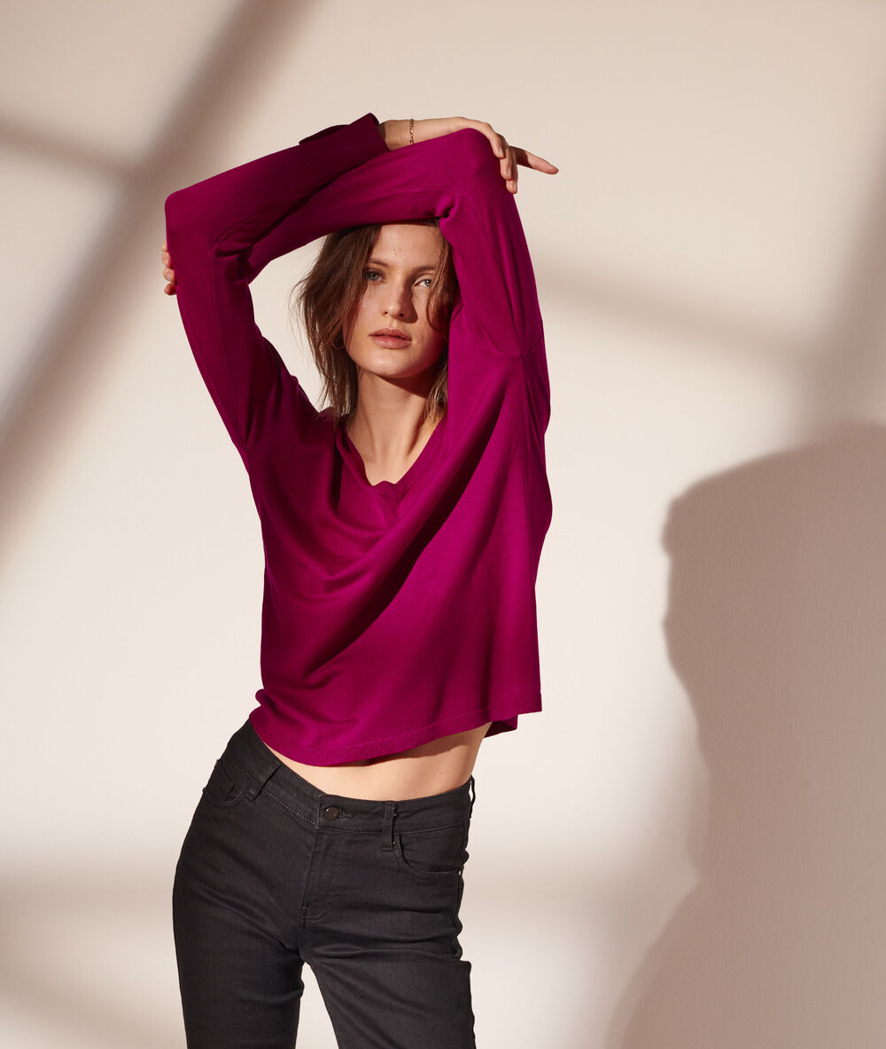 Pull col v en maille fine framboise.