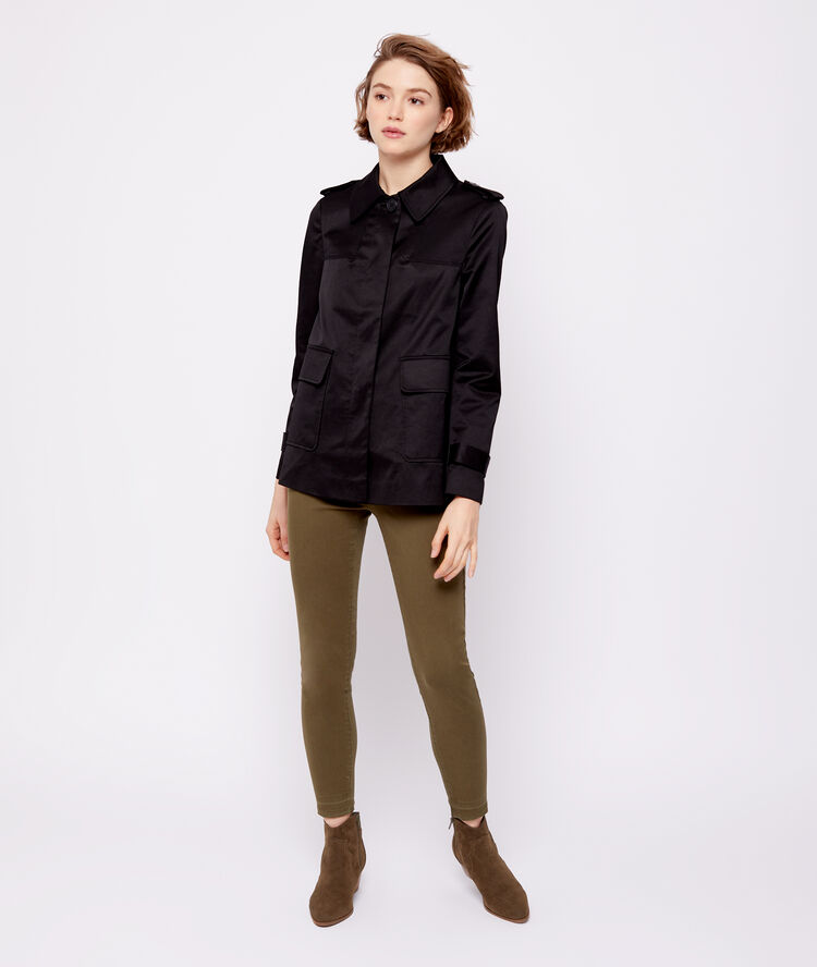 Veste courte boutonnée noir.