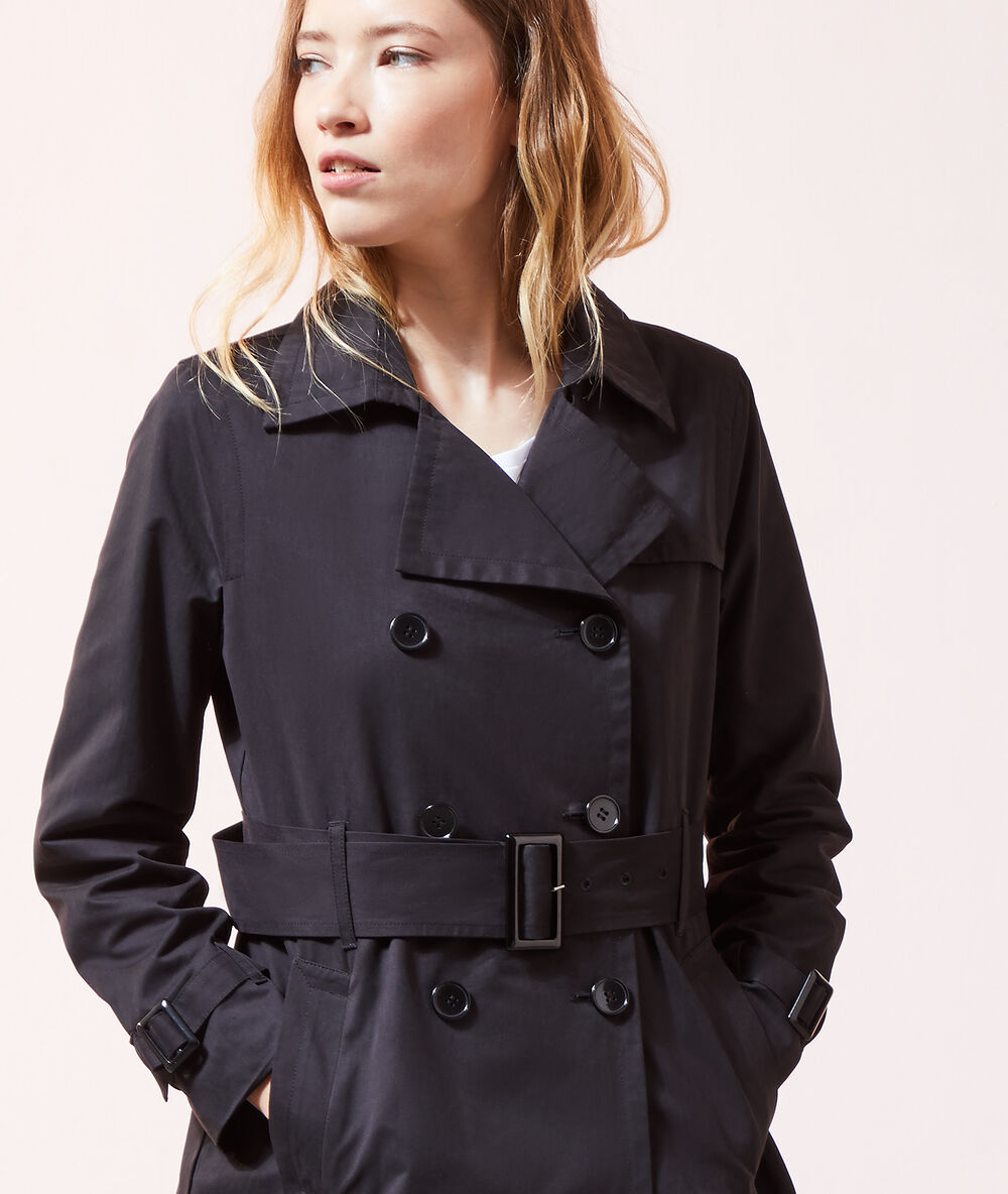 Trench ceinturé noir.