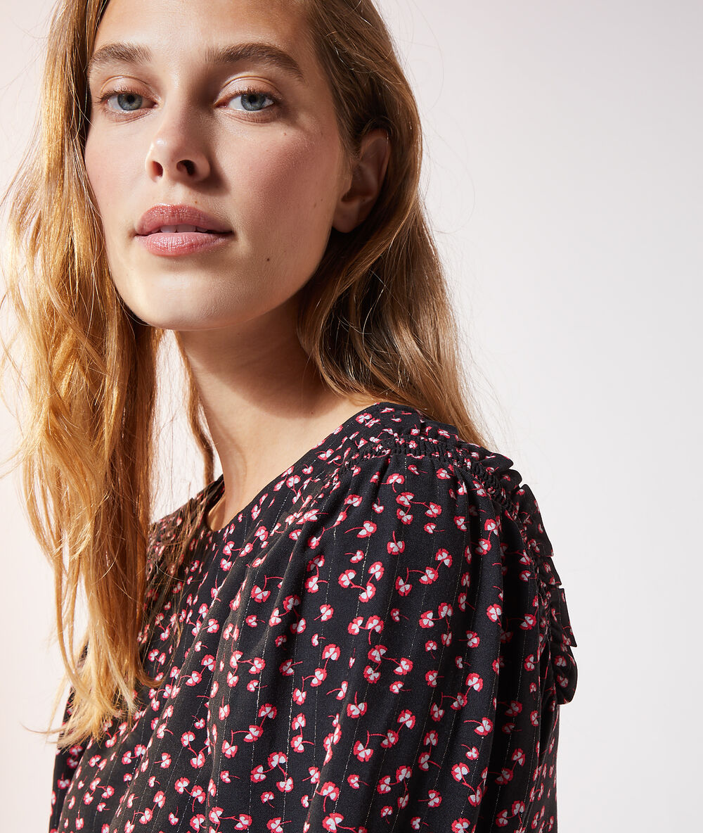 Blouse col rond noir.