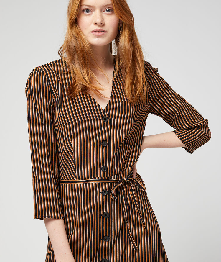 Robe boutonnée à rayures noir.