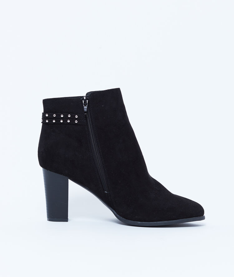 Bottines à talons cloutées noir.