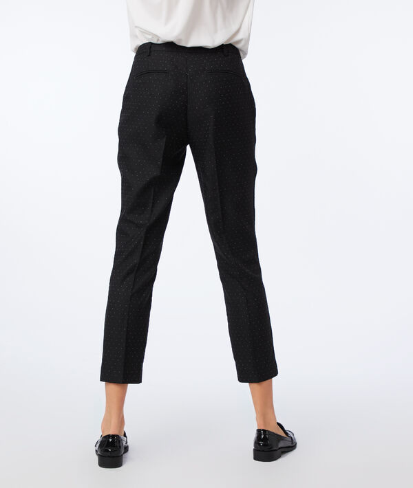 Pantalon cigarette à pois noir.