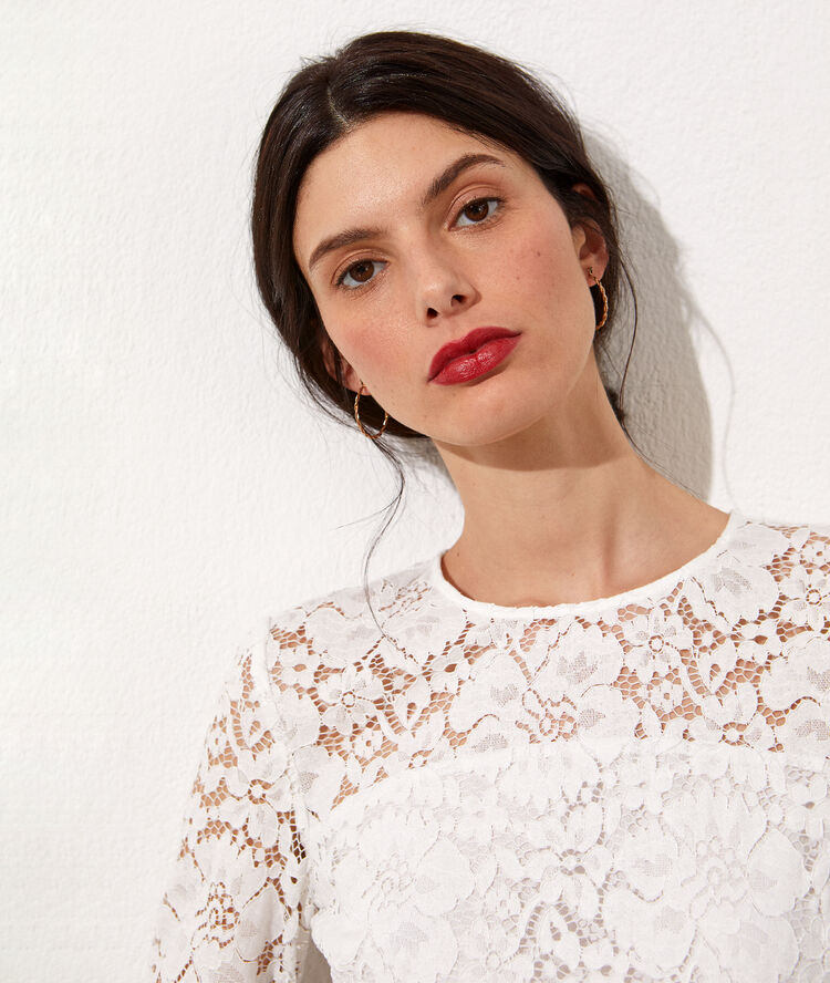 Robe dos ouvert en dentelle fleurie ecru.