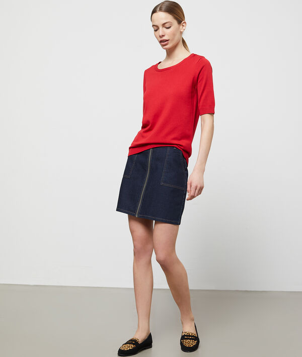 Pull manches courtes col rond rouge.