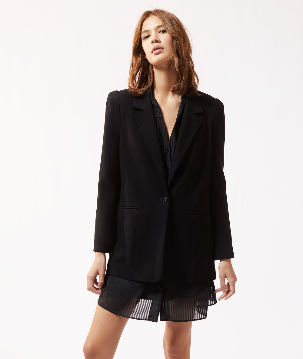 Veste de tailleur noir.