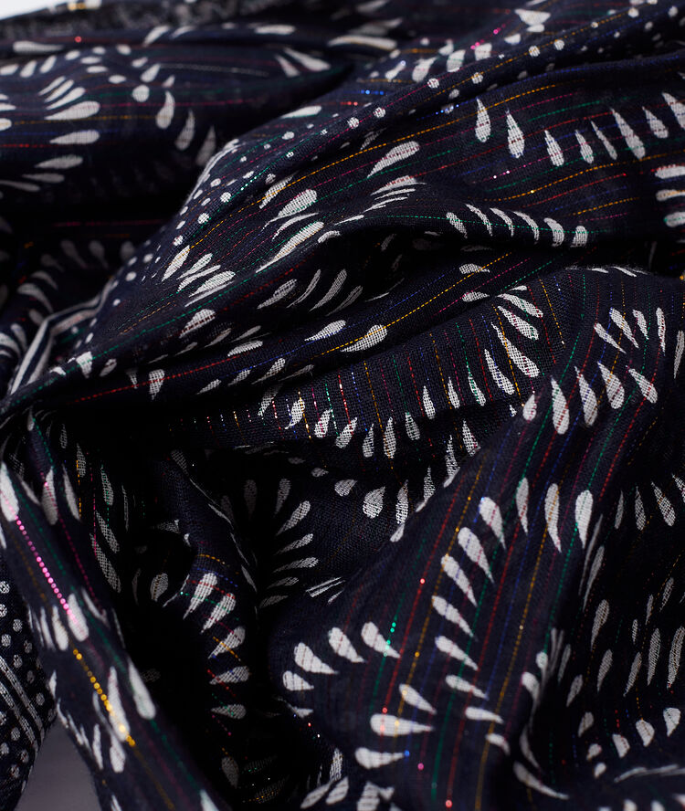 Foulard imprimé à fils métallisés marine.